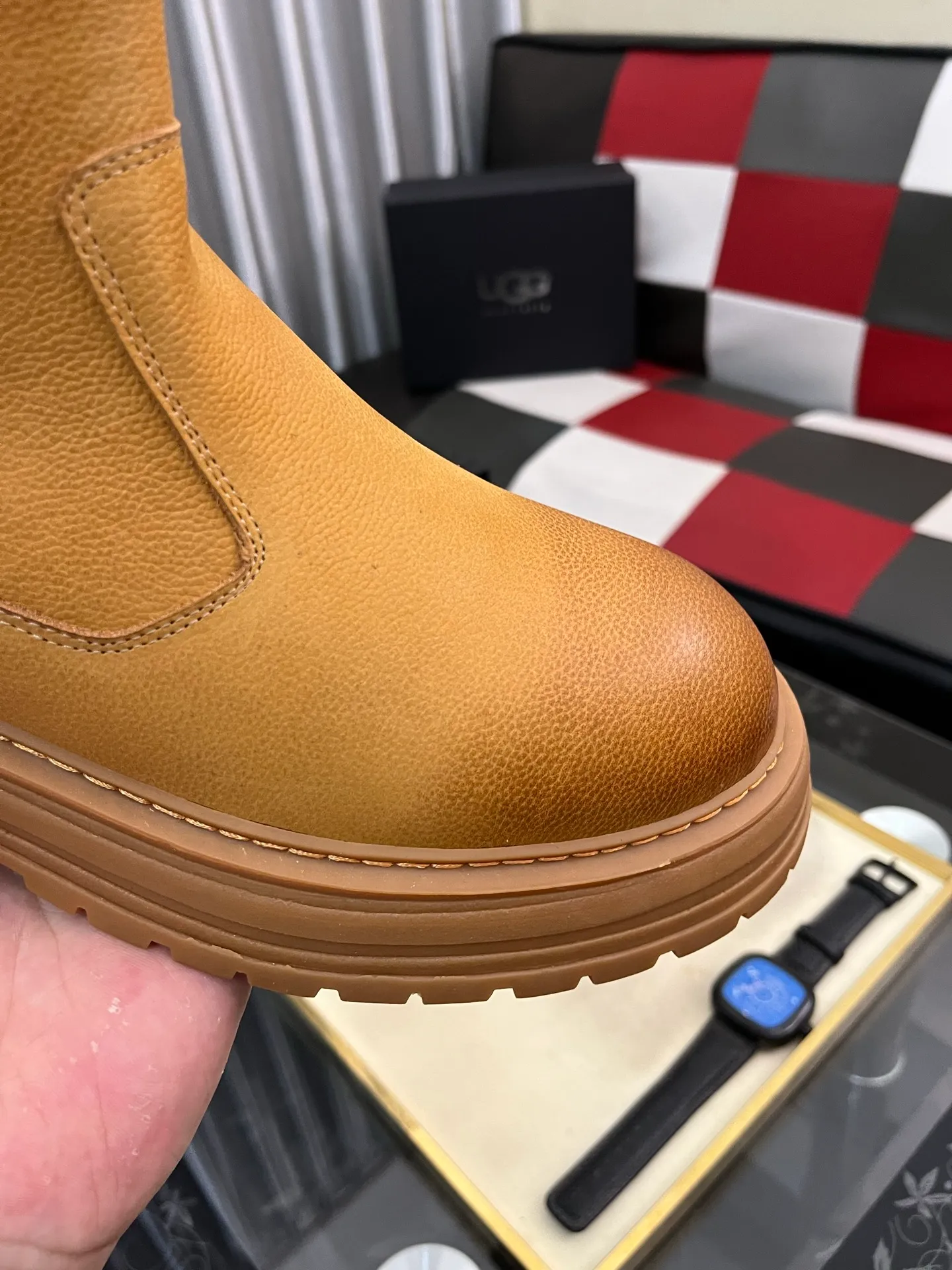 Ex-factory price: 680⌚️⌚️Thick wool imported from Australia Brand: UGG genuine purchasing agent Size: 39-44 (45 customized) Grade: Official website 1:1 Material: First layer of genuine leather waterproof and antifreeze upper Real wool lining Original non-slip and wear-resistant outsole Style category: Men's casual shoes Trendy style Comfortable on the feet Color: Official website color synchronization
